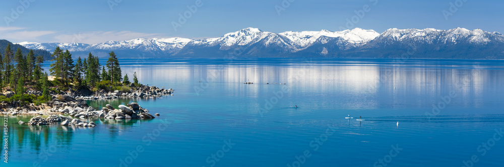 桨板登上平静的太浩湖，可以看到内华达山脉的雪山。