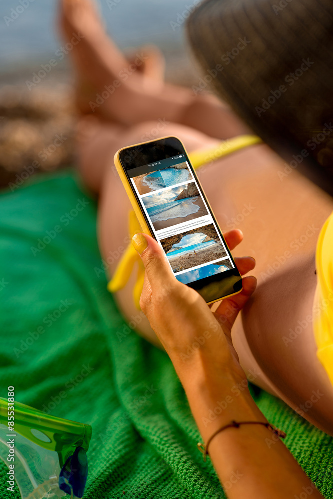 海滩上使用手机的女人