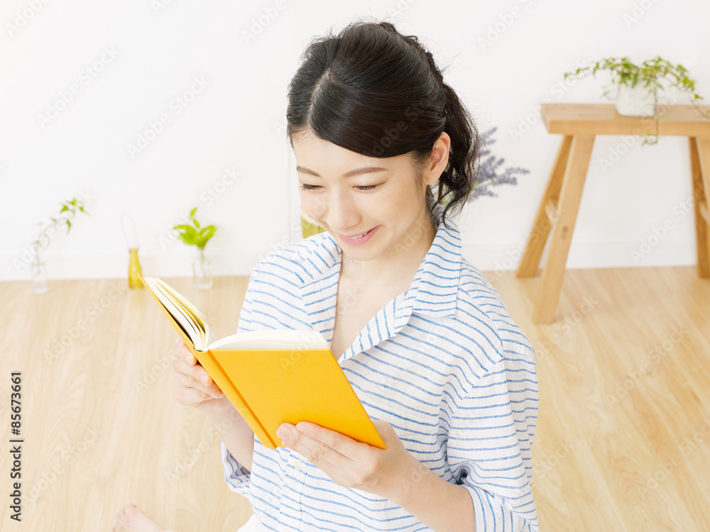 本を読む女性