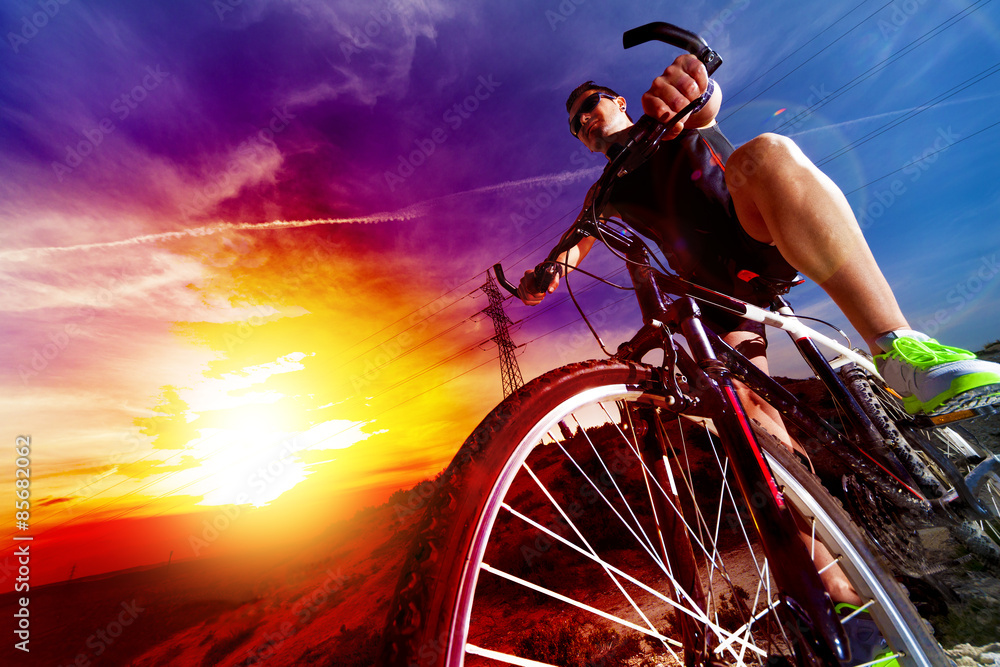 Deporte y vida saludable. Bicicleta de montaña y puesta del sol.