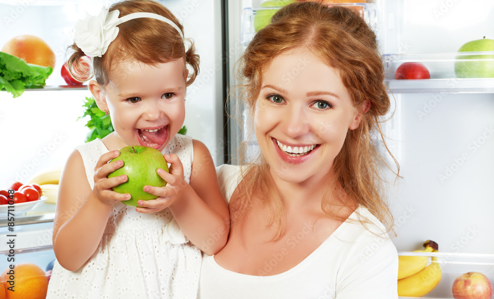 健康食品水果和蔬菜的幸福家庭母子