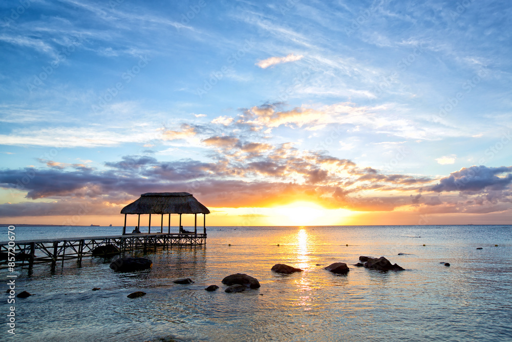 毛里求斯岛美丽的日落与码头