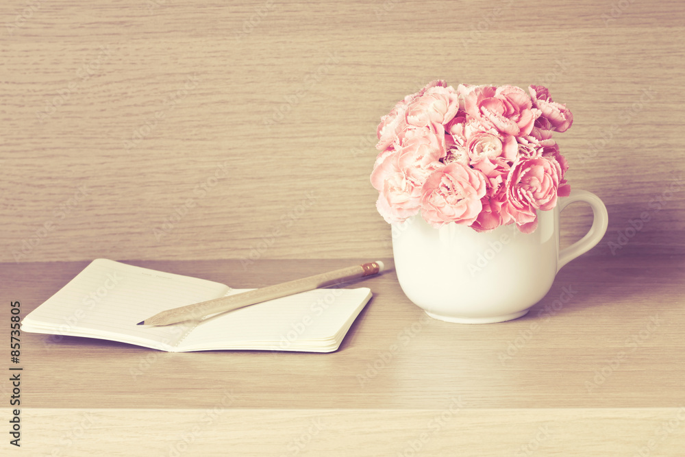 带笔记本的鲜粉色康乃馨花精选焦点
