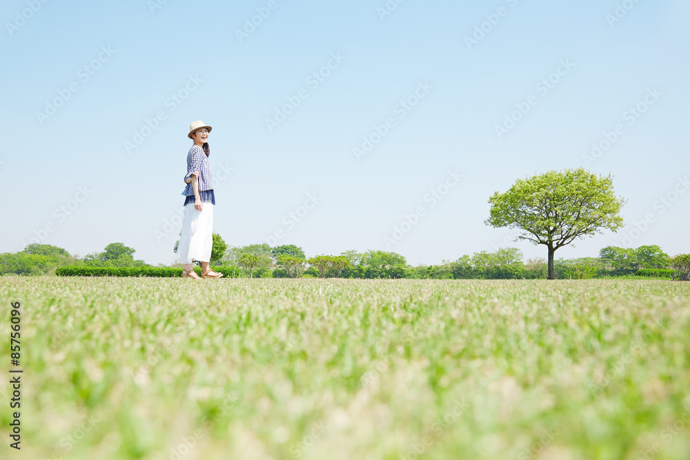 公園を散歩する女性