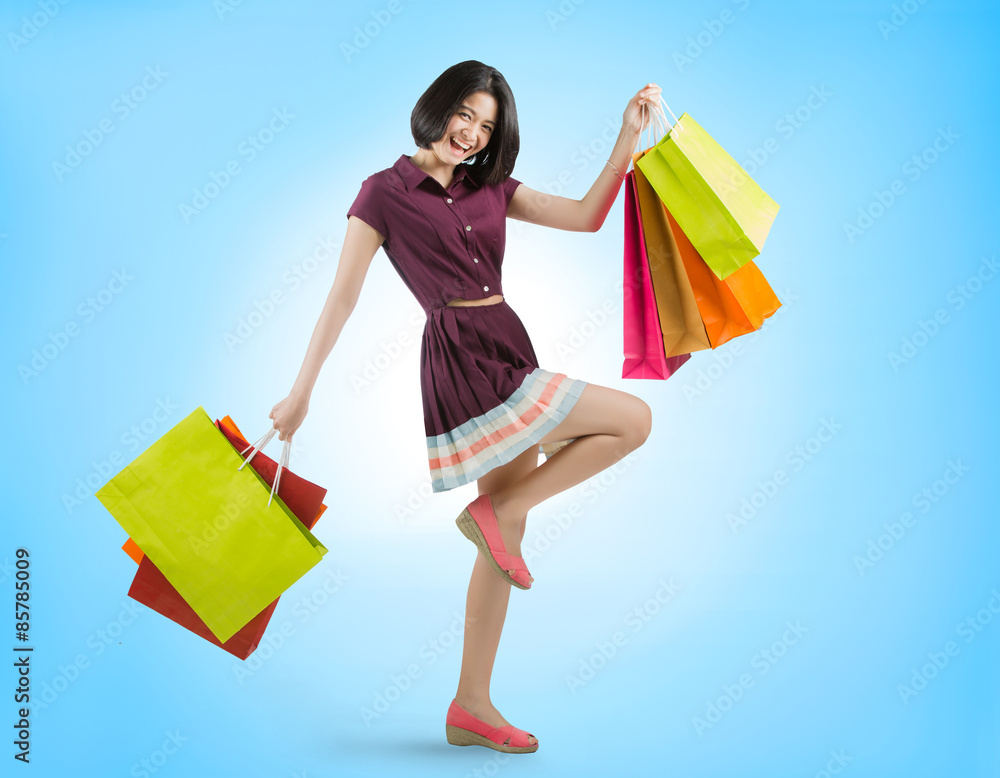 亚洲女人很高兴在商场购物。她带着ba跑了