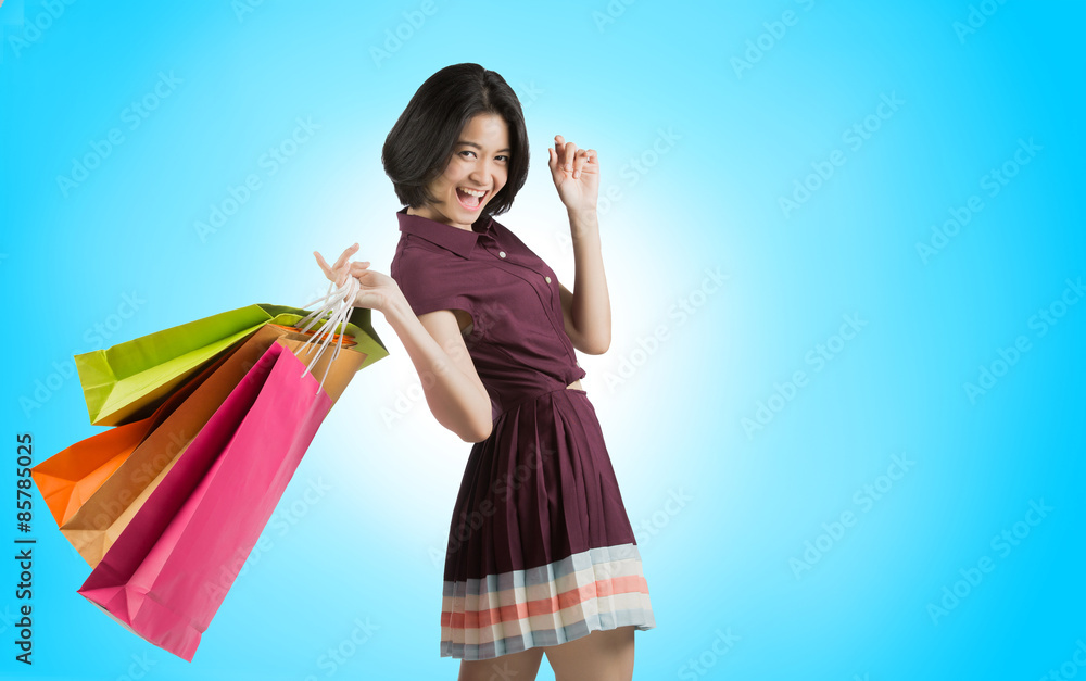 亚洲女性既惊讶又高兴。当她去购物时