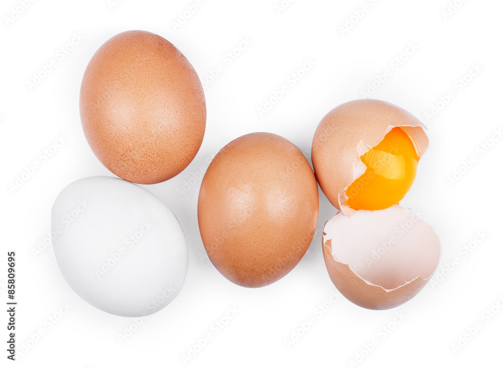 分离放置在白色背景上的碎鸡蛋