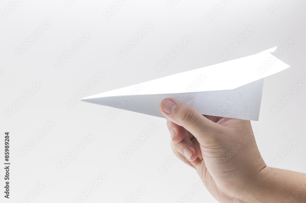 女人的手拿纸飞机
