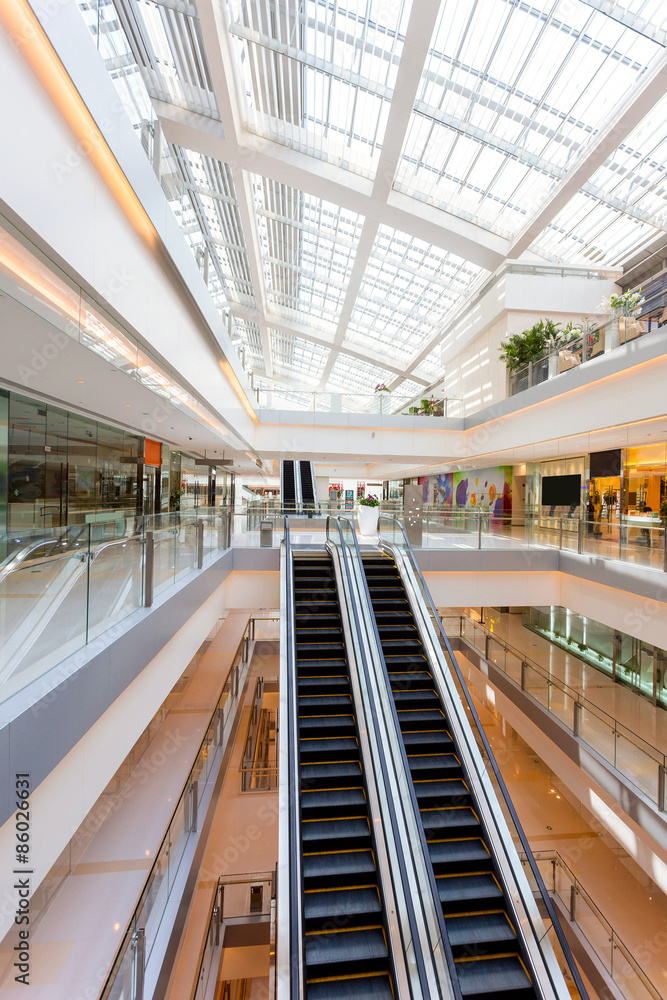 现代购物中心的自动扶梯