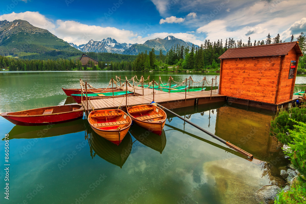 欧洲斯洛伐克Strbske Pleso山湖上的木船