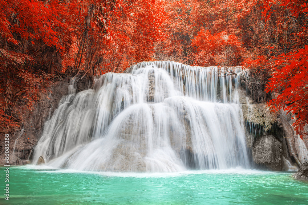 泰国Kanchanaburi秋季瀑布