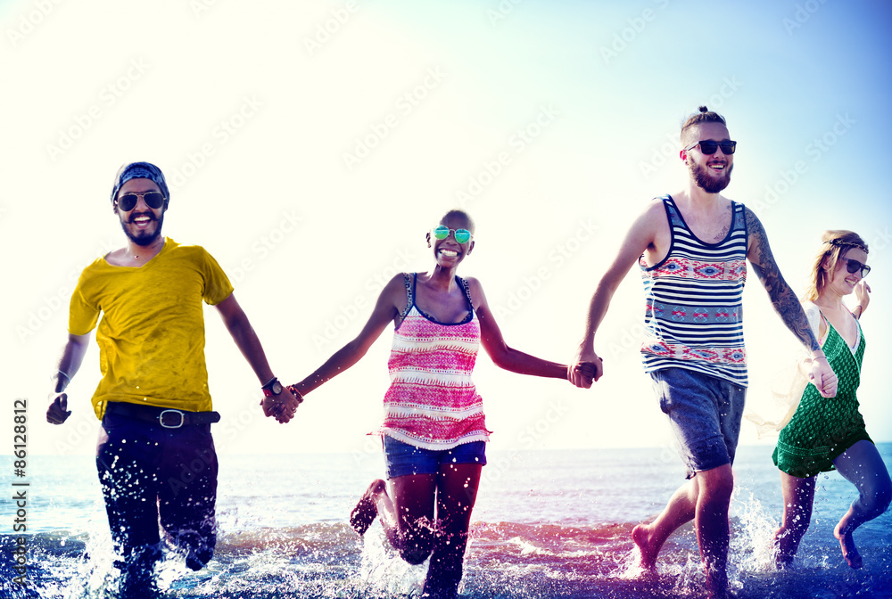 多元化海滩夏日朋友趣味跑步概念