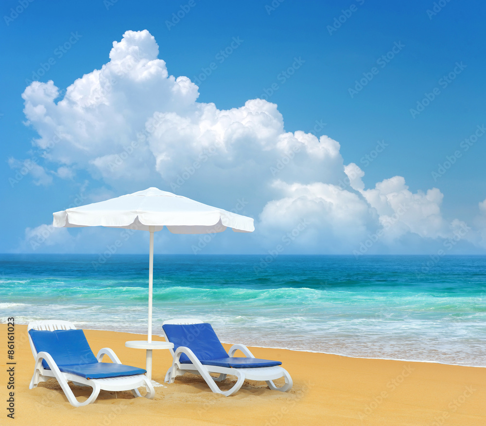 沙滩上的沙滩椅和遮阳伞