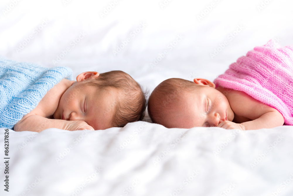 躺在床上的双胞胎男孩和女孩