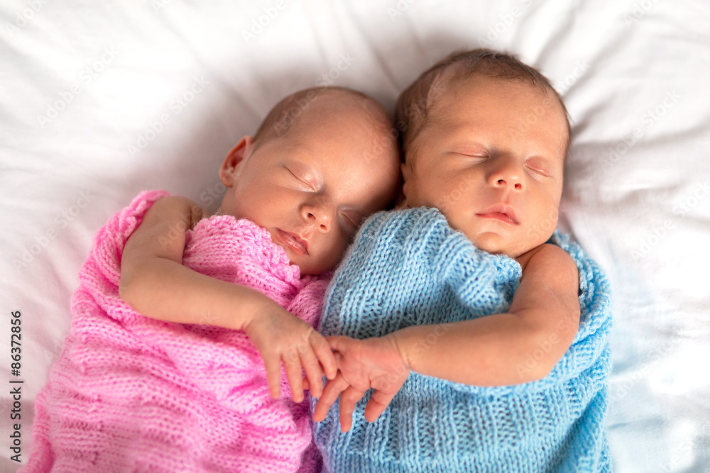 新生双胞胎依偎在一起睡觉