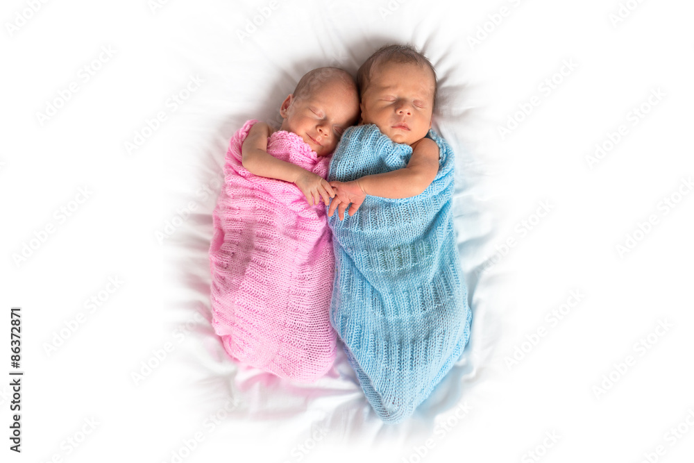 新生双胞胎依偎在一起睡觉