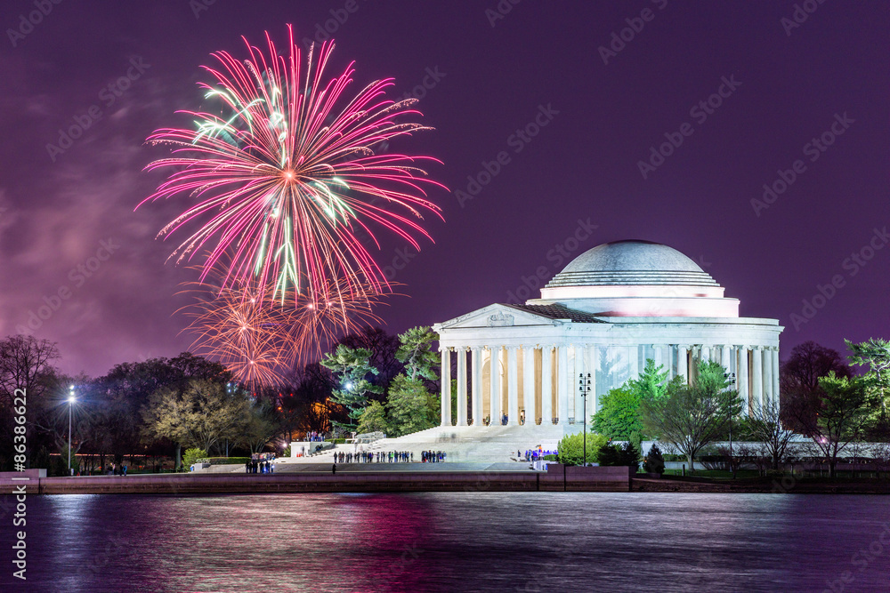 华盛顿特区的杰斐逊纪念馆和烟花