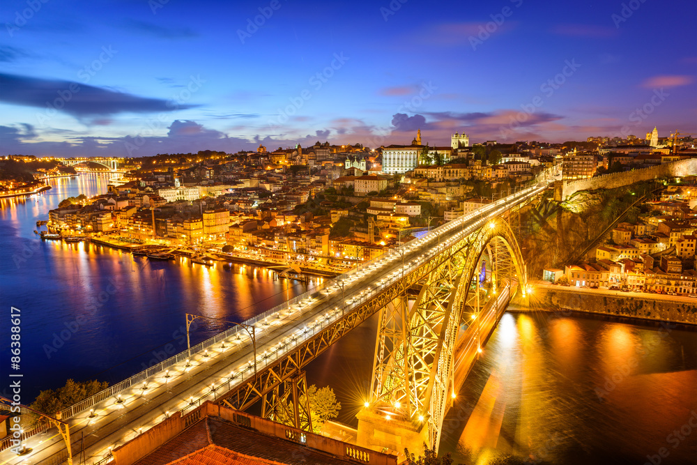 葡萄牙波尔图大桥和杜罗河上空的天际线