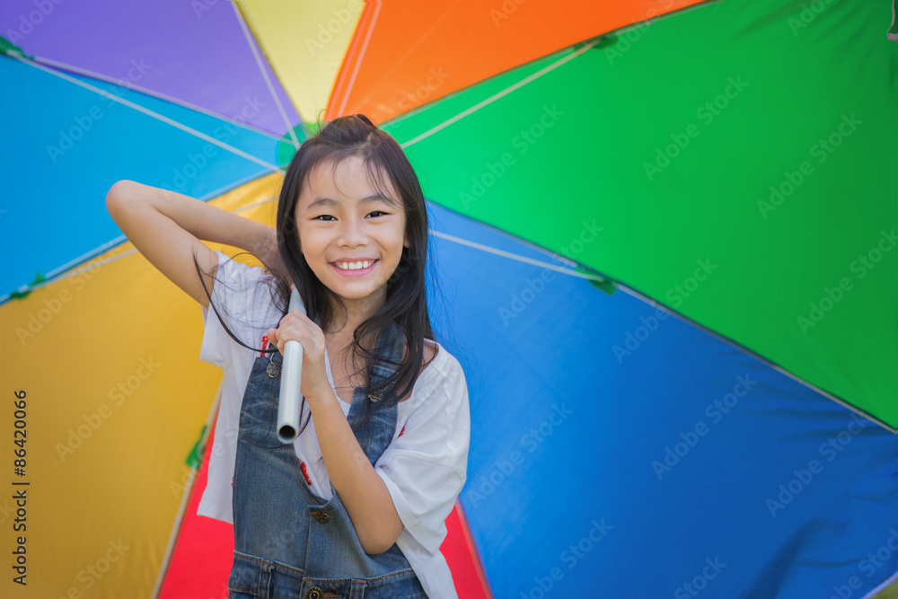 小可爱撑着伞，特写肖像