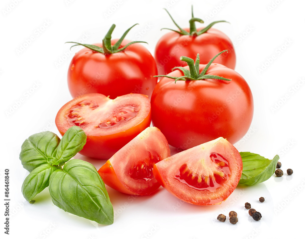 西红柿、罗勒叶和黑胡椒