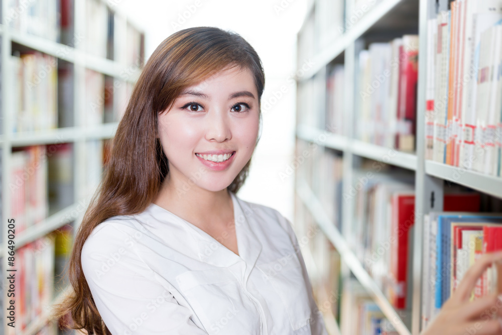 图书馆里的亚洲美女女学生画像