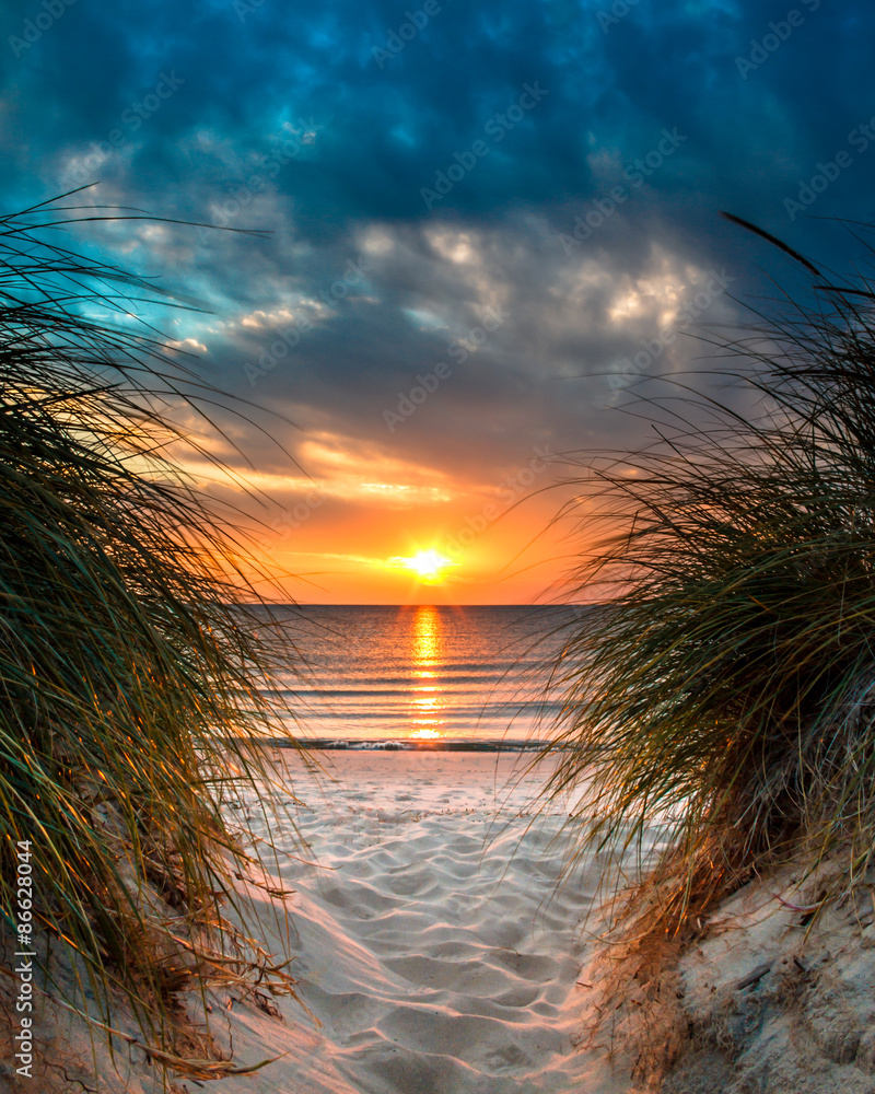 日落时美丽的白沙滩上的个人天堂