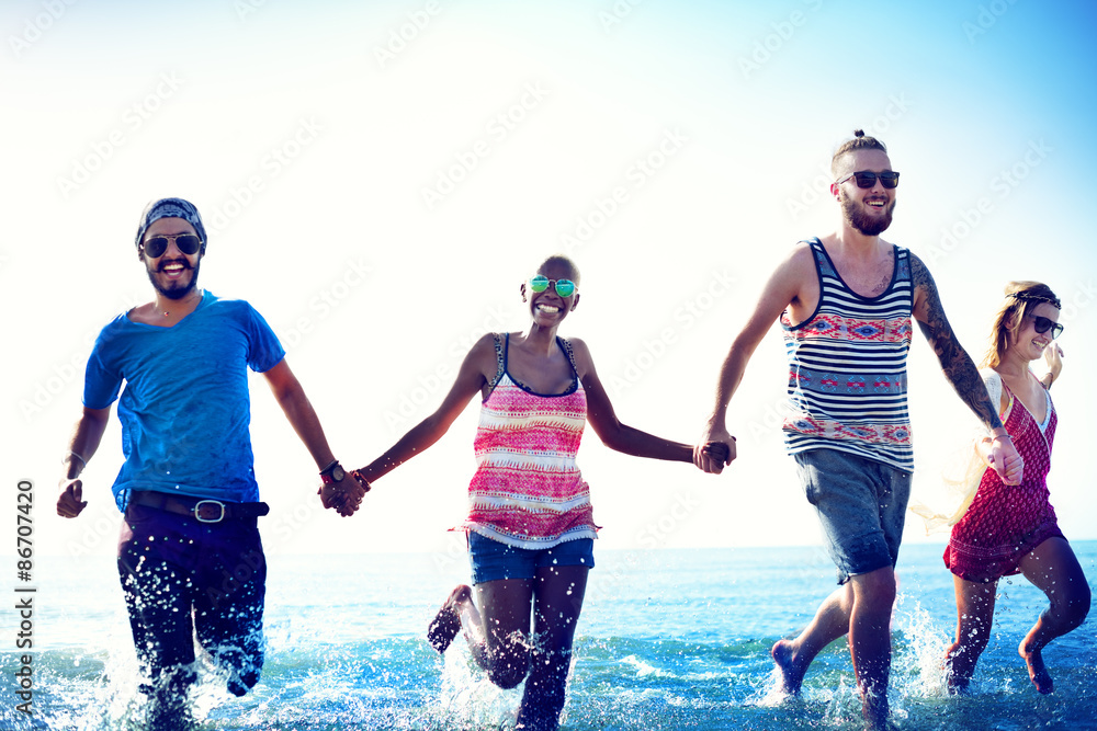 多样化海滩夏季朋友趣味跑步概念