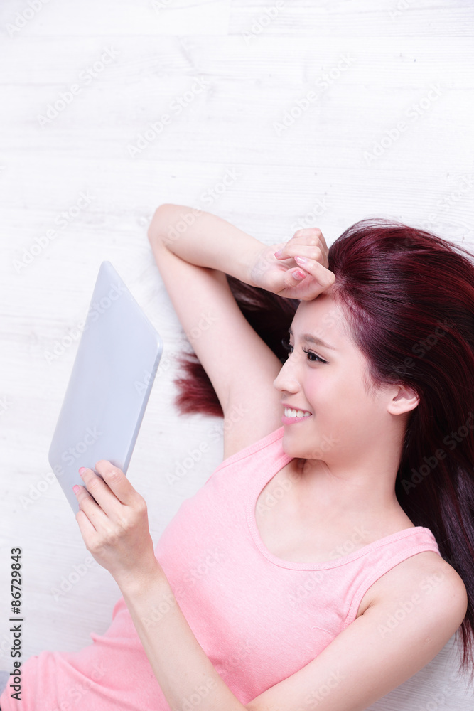 woman smile using tablet pc