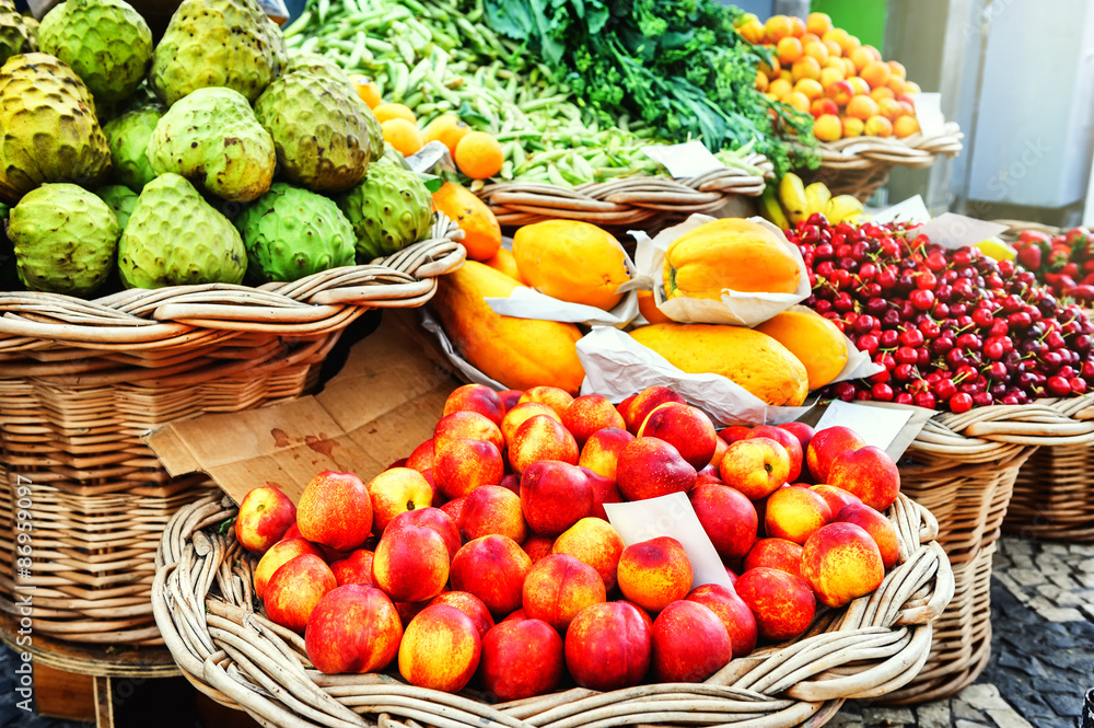 马德拉丰沙尔当地市场的新鲜异国水果