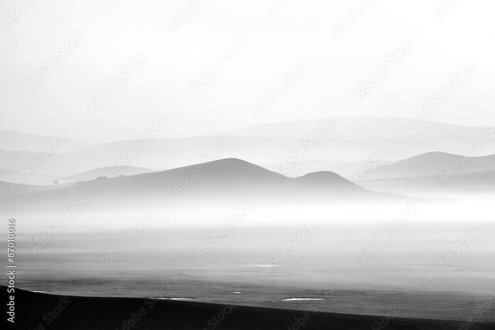 雾中的群山