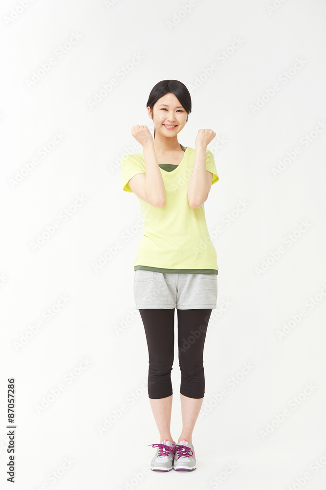 スポーツウェアを着た女性　ガッツポーズ