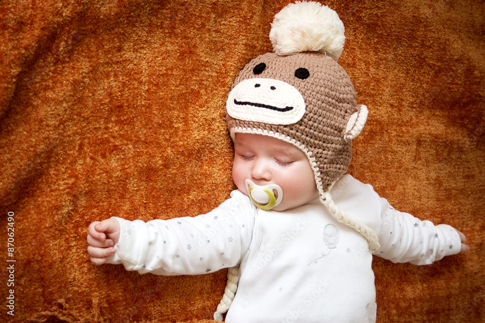戴猴子帽的婴儿