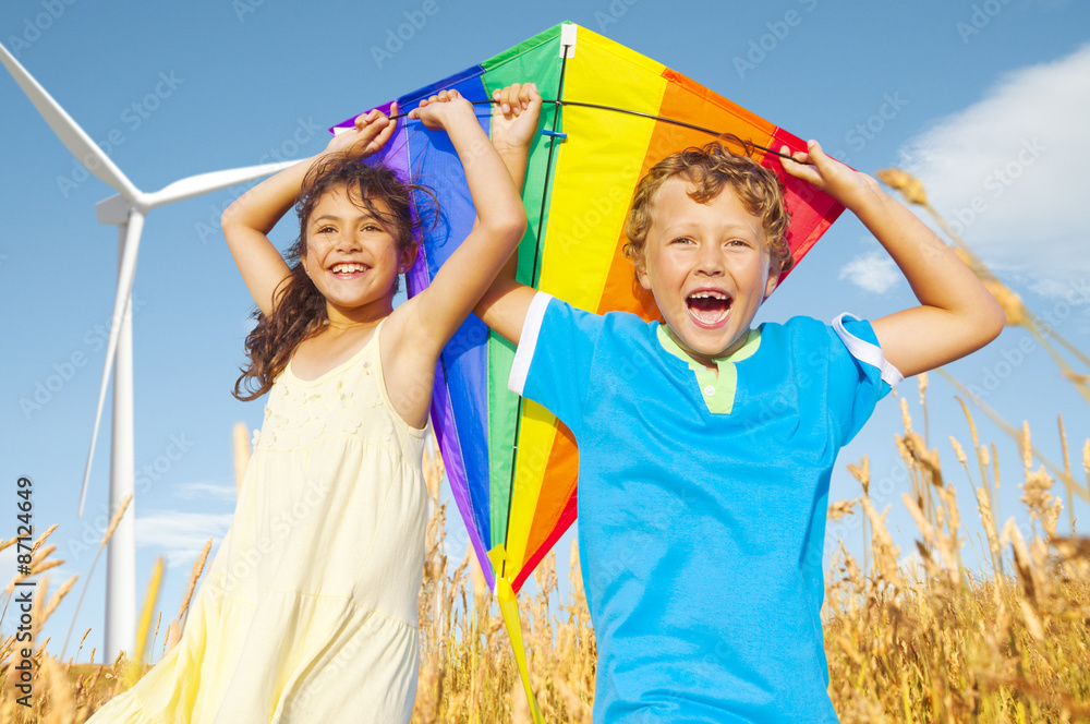 儿童玩风筝快乐快乐的夏天概念
