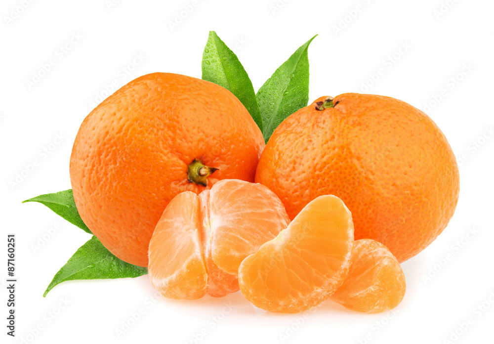 白底带叶子和切片的橘子