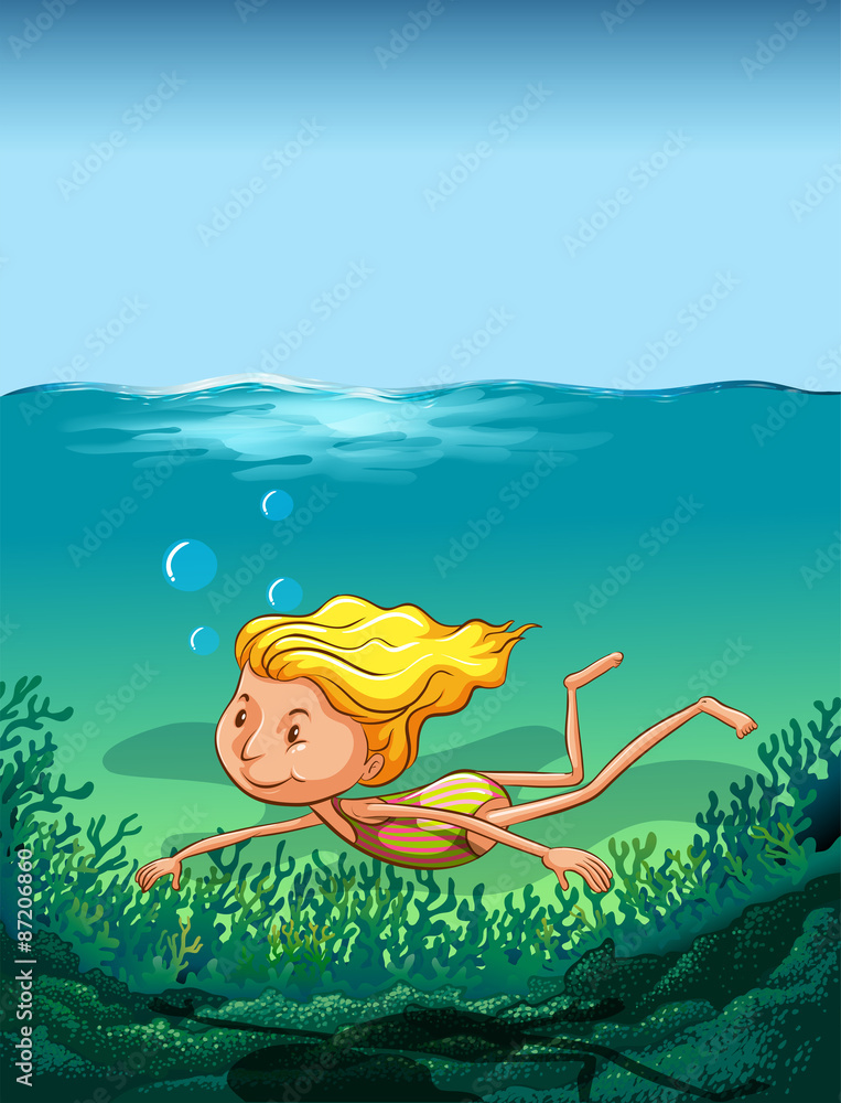 女孩在海洋中游泳