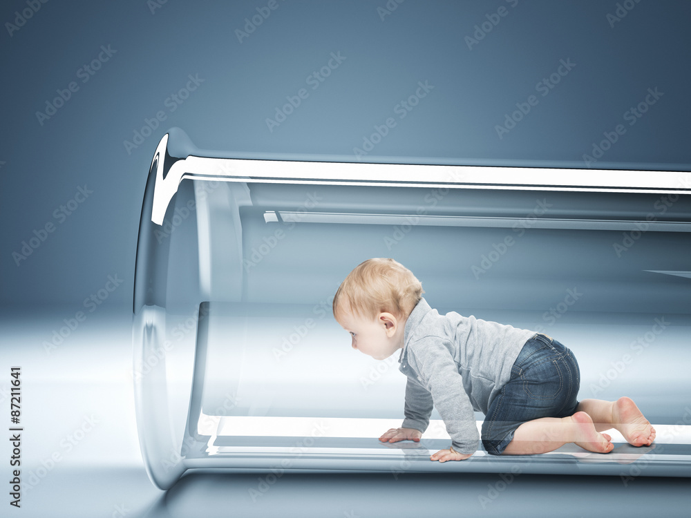 几个月大的高加索婴儿在玻璃试管里爬行。体外受精概念。