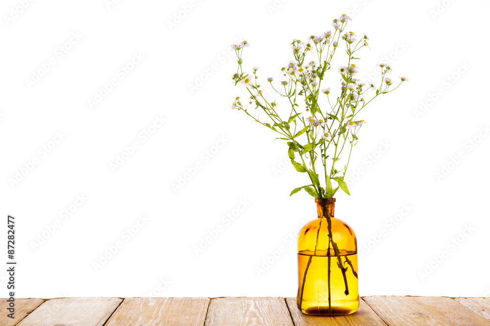 草药概念-木桌上的迷彩酱瓶子
