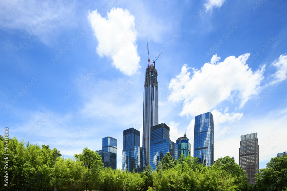 现代摩天大楼和天空的低角度视图
