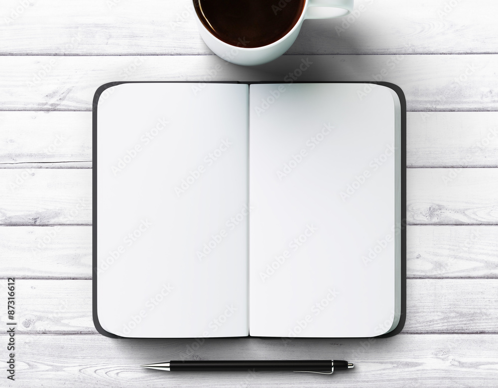 空白日记，木桌上的一杯咖啡和一支笔，实物模型
