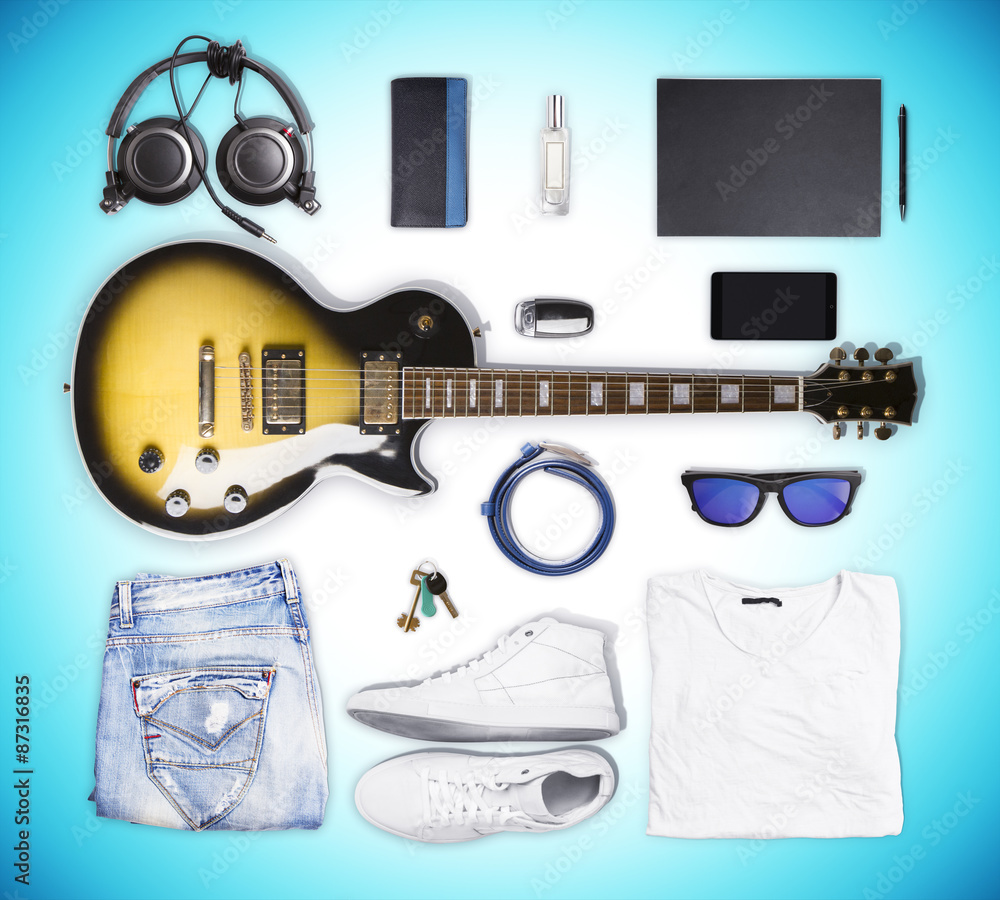 蓝色背景的吉他、服装和配饰