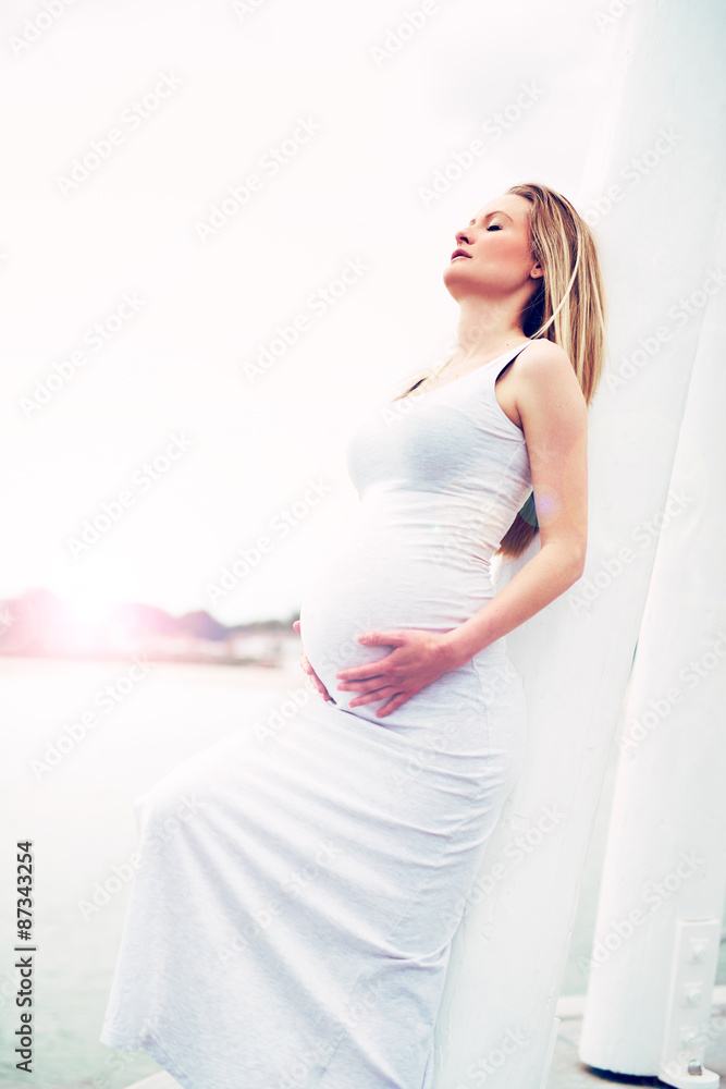 孕妇靠在白色柱子上放松