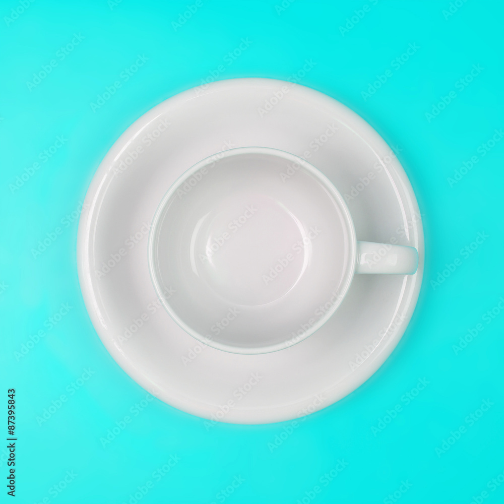 鲜艳颜色背景上的空白咖啡或茶杯