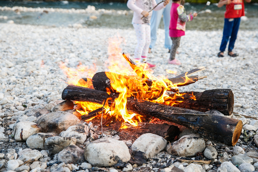 一家人在河边享受时光，自制篝火