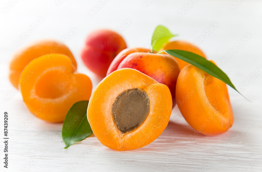 木桌上的新鲜杏子，特写。