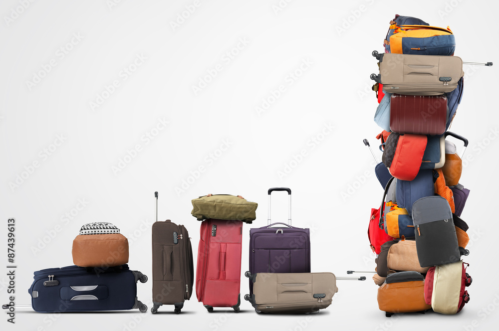 一大堆行李和行李箱，旅行