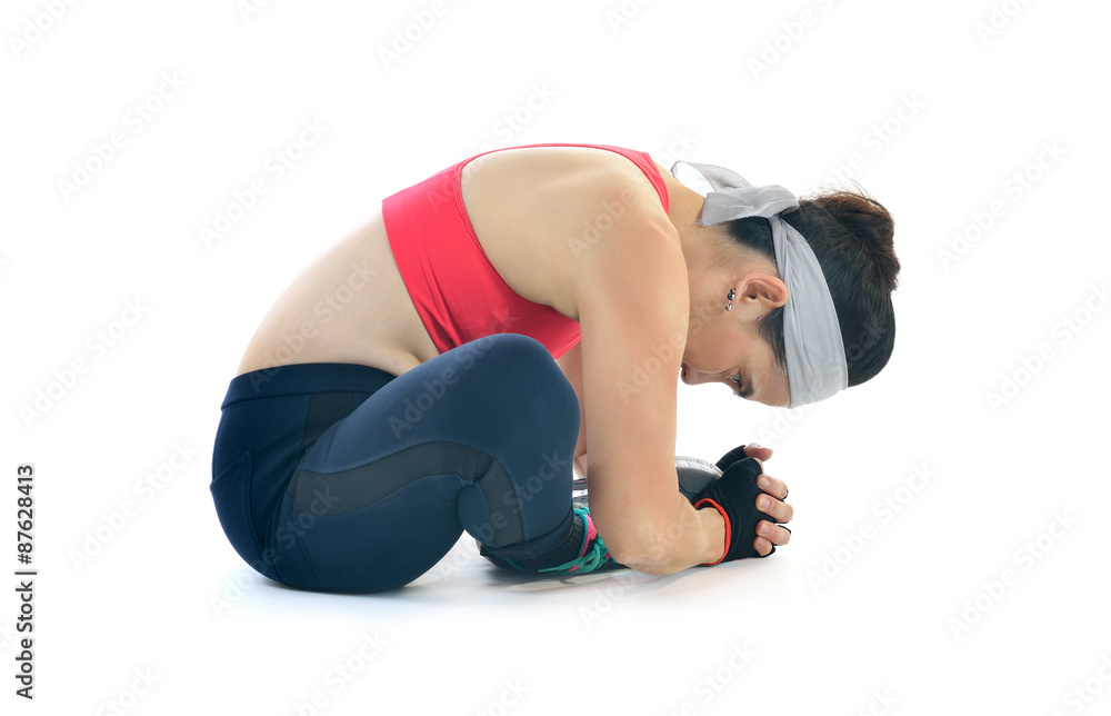 中年女性在白色背景下锻炼后拉伸