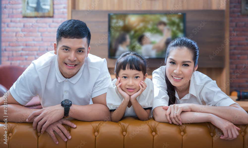 幸福的年轻家庭期待平板电视