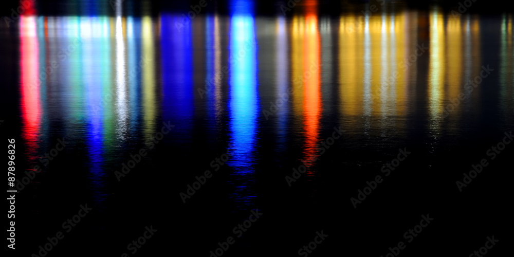 水中多彩的灯光反射