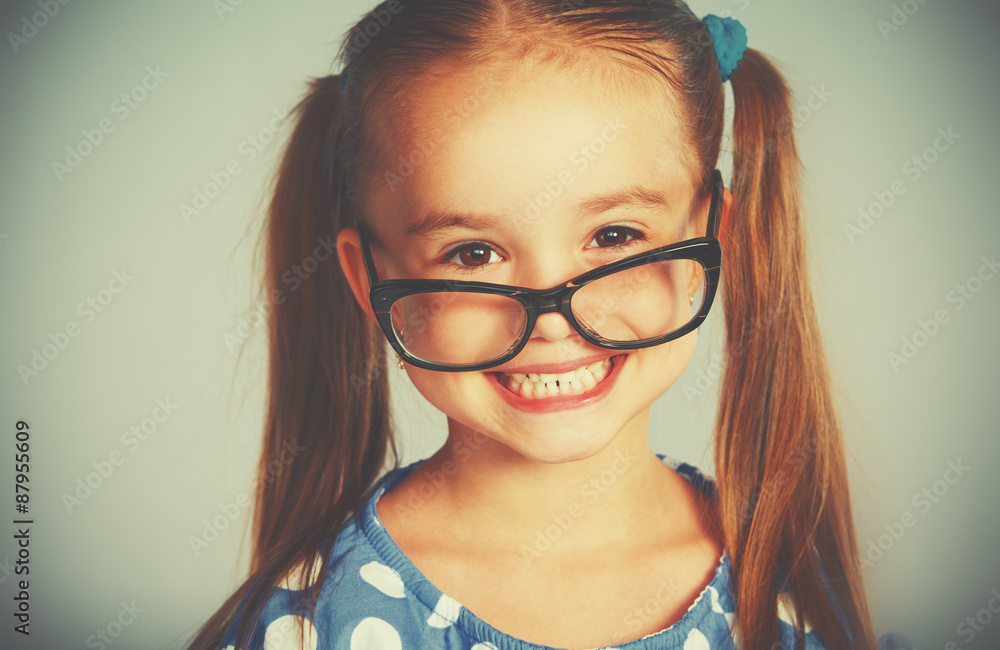 戴眼镜微笑的有趣小女孩