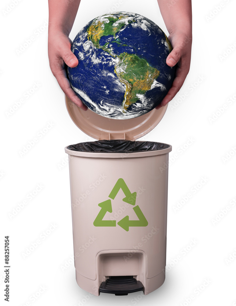 手拿地球放在回收箱上。来自NASA的地球原始图像